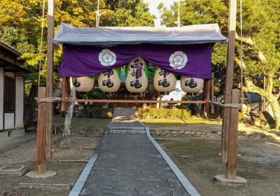 秋祭り、鳥居提灯が立った ごじ神社秋祭り